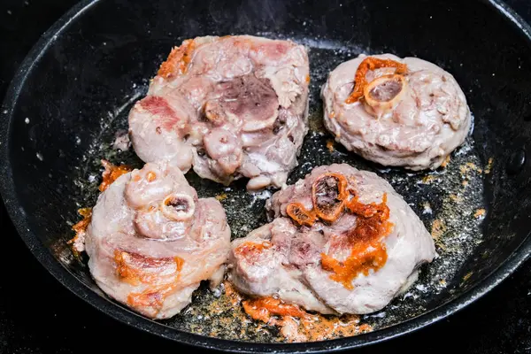 프라이팬에 튀긴 닭고기 — 스톡 사진