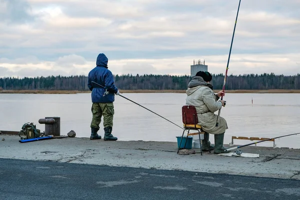 Рыбаки ловят рыбу на пирсе — стоковое фото