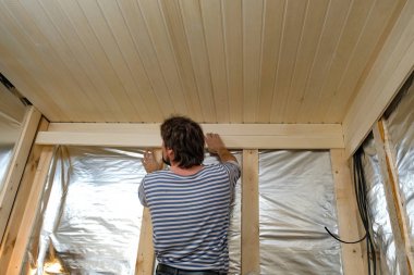 işçiler onarım daire yapın.