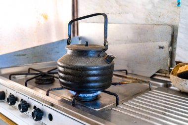 Bir gaz sobası üzerinde eski su ısıtıcısı