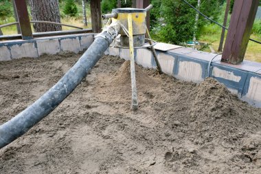 dökülen beton levha