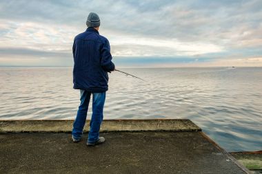 Balıkçılar iskelede balık yakalamak