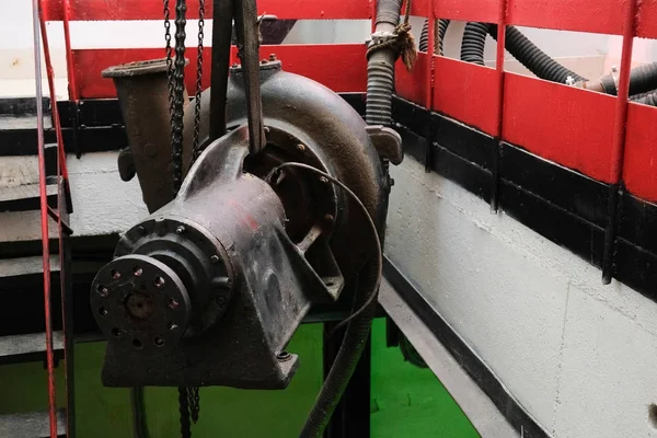 Working on a hand winch raises the pump — Stock Photo, Image