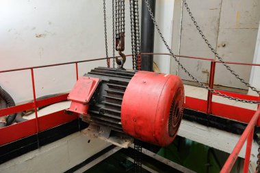 bir el vinç üzerinde çalışmaya pompa yükseltir