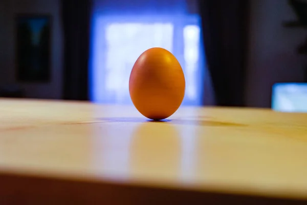 Het ei op de tafel — Stockfoto