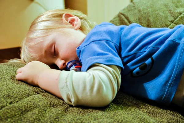 Ребенок спит на диване — стоковое фото