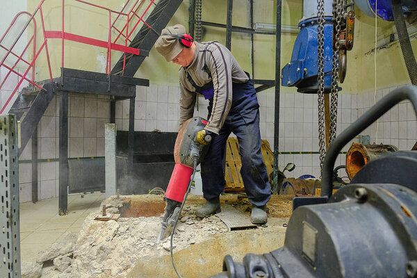 Строитель с молотком
