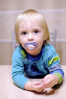 Masadaki şirin bebek