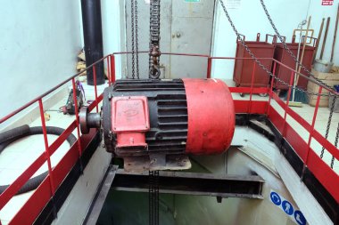 bir el vinç üzerinde çalışmaya pompa yükseltir