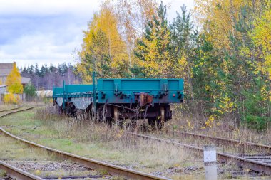 Uzağa uzanan raylar