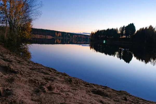 Pequeño río en el bosque — Foto de Stock