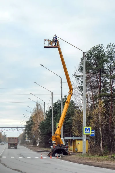 Работник работает на подъемной установке — стоковое фото