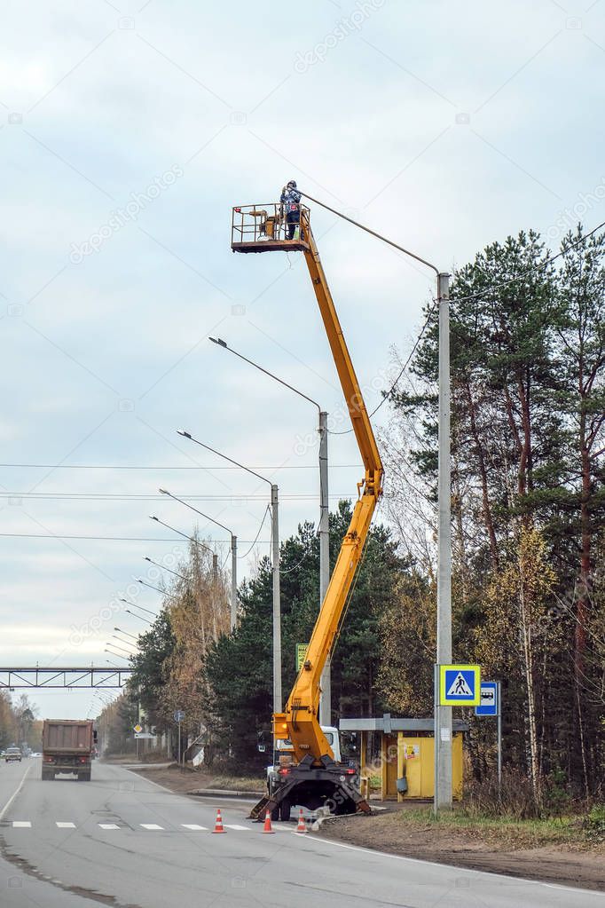 worker works on a hoisting rig