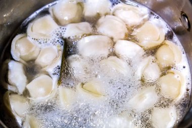 Tavada köfte kaynar