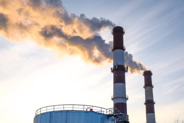 Fabrika bacalarından çıkan yoğun duman.