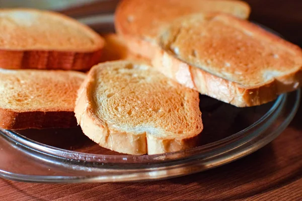 Pane tostato croccante sul piatto — Foto Stock
