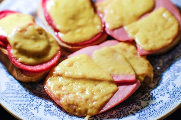 Горячие сэндвичи с колбасой и сыром — стоковое фото
