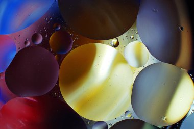 Su damlalarından gelen renkli arkaplan