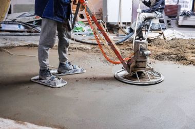 dökülen beton levha