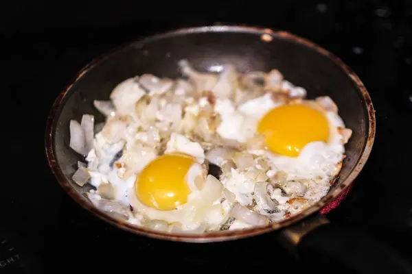 Eggs are fried in a frying pan — Stock Photo, Image