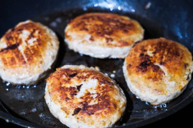 üzerinde bir tavada kızarmış pirzola