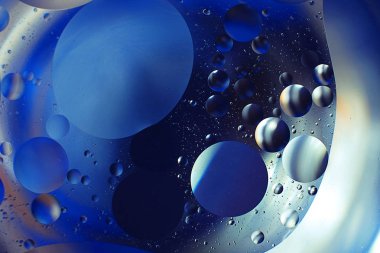 Su damlalarından gelen renkli arkaplan