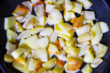 Tavada kızarmış patates.