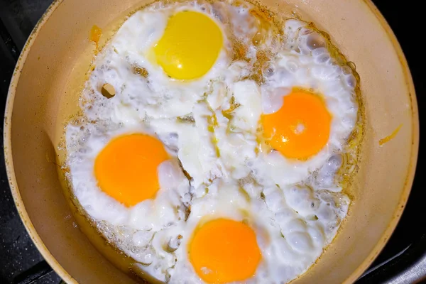 Яйца поджариваются на сковороде. — стоковое фото