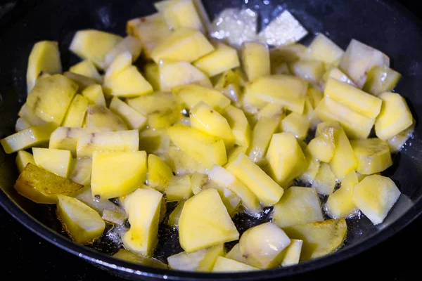 Pommes de terre frites dans une poêle — Photo