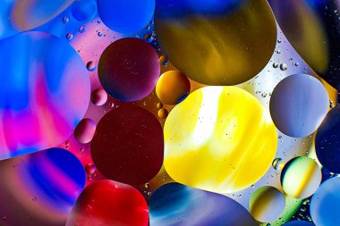 Su damlalarından gelen renkli arkaplan