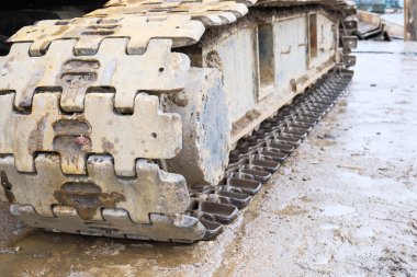 tırtıl gelen traktör