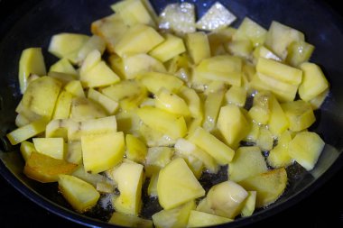 Tavada kızarmış patates.