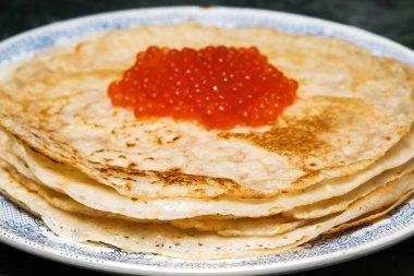 Krep kırmızı havyar ile bir plaka üzerinde