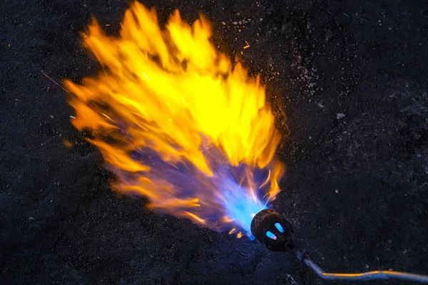 Travailleurs travaillent avec un brûleur à gaz — Photo