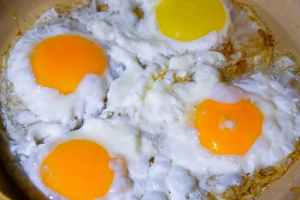 Яйца поджариваются на сковороде. — стоковое фото
