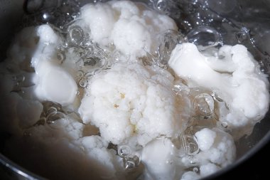 bir tencerede pişirilmiş karnabahar