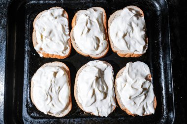 bir fırın tepsisine cheesecake