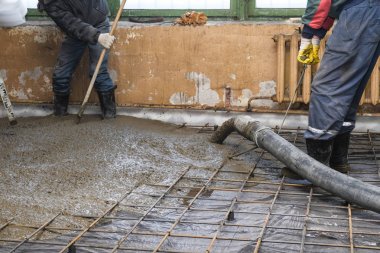 dökülen beton levha