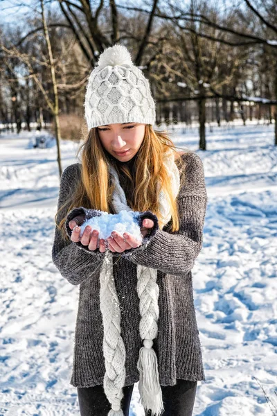 Jovem menina bonita jogar bolas de neve — Fotografia de Stock