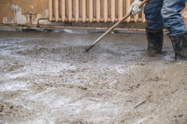 dökülen beton levha