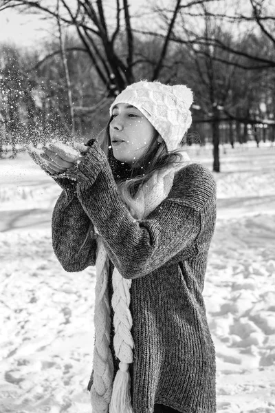 Jovem menina bonita jogar bolas de neve — Fotografia de Stock
