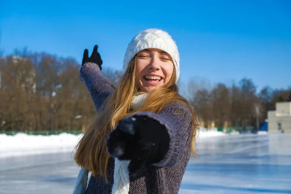 Jovem menina bonita patinação no gelo — Fotografia de Stock
