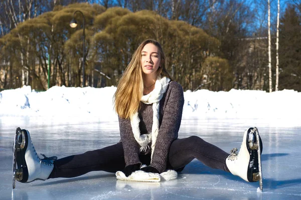 Jovem menina bonita patinação no gelo — Fotografia de Stock