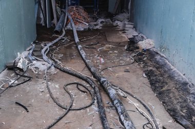 çöp ve hortumlar inşaat sahasında