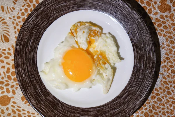 Huevo frito en un plato — Foto de Stock
