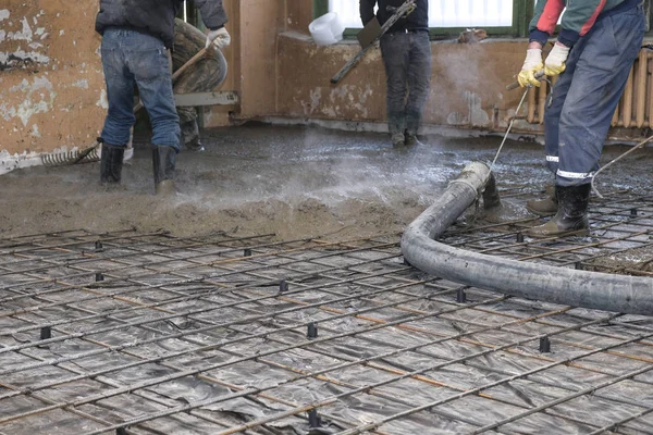 dökülen beton levha