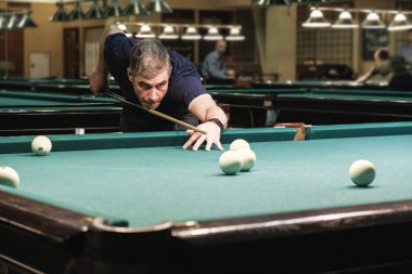 bir bilardo oyuncusu topa amaç takes