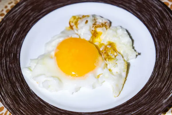 Huevo frito en un plato — Foto de Stock