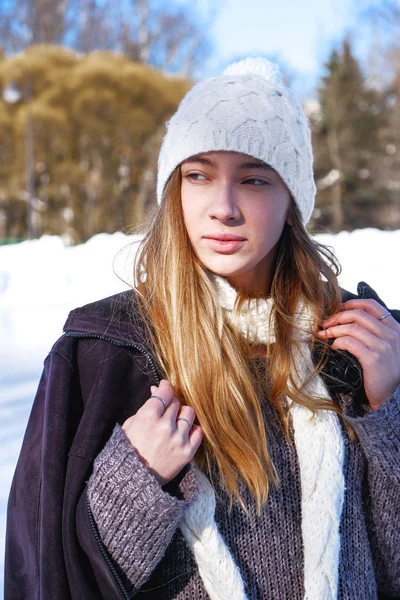 Retrato de inverno de uma jovem menina bonita — Fotografia de Stock