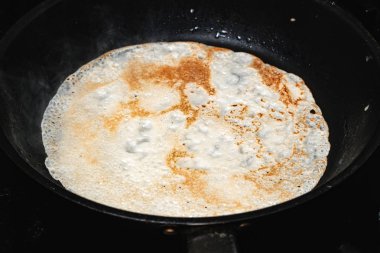 bir tavada kızarmış bir gözleme